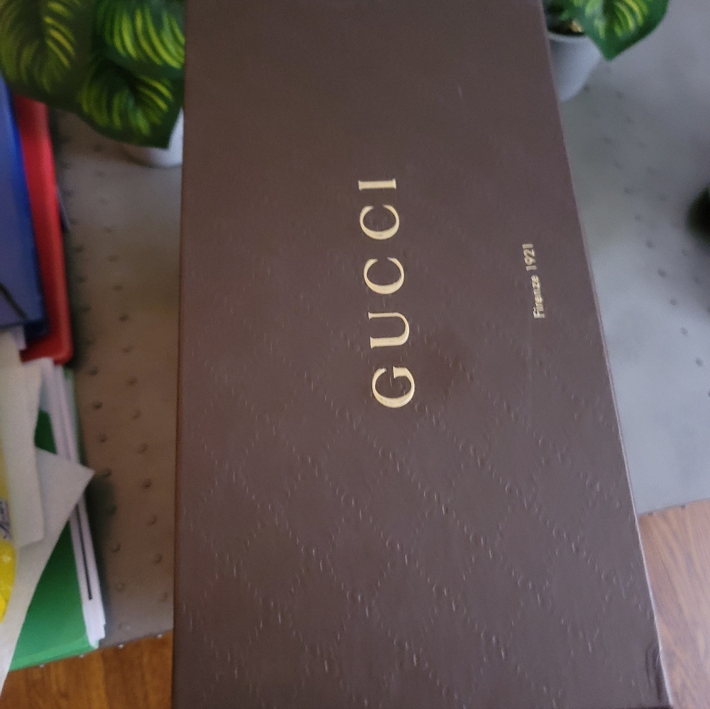100% Authenic Gucci Gold Women's Casual Lace-Up Sneakers - Picture 5 of 6